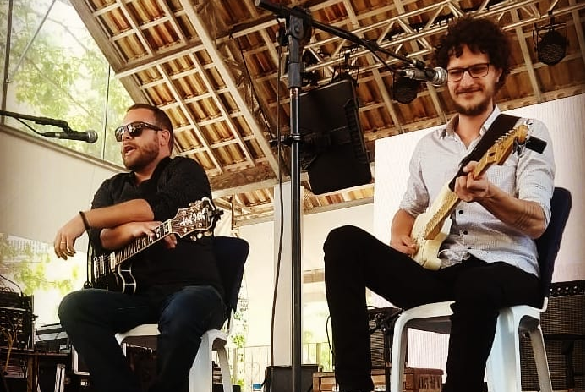 BluesdeDois-palco-585lgX392alt.png