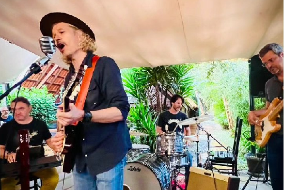 BluesAndBones-gazebo-586lgX392alt.png